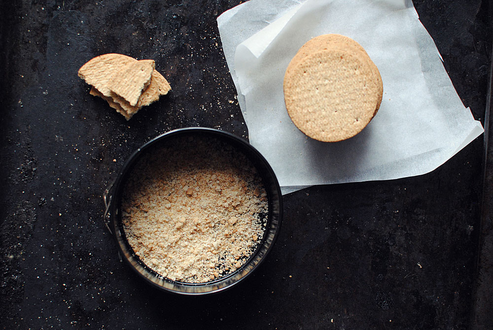 Opskrift: Frozen cheesecake med solbærsyltetøj | Frk. Kræsen