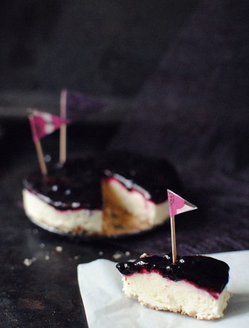 Opskrift: Frozen cheesecake med solbærsyltetøj | Frk. Kræsen