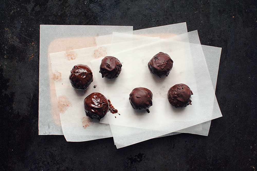 Opskrift: Dadelkugler med chokolade