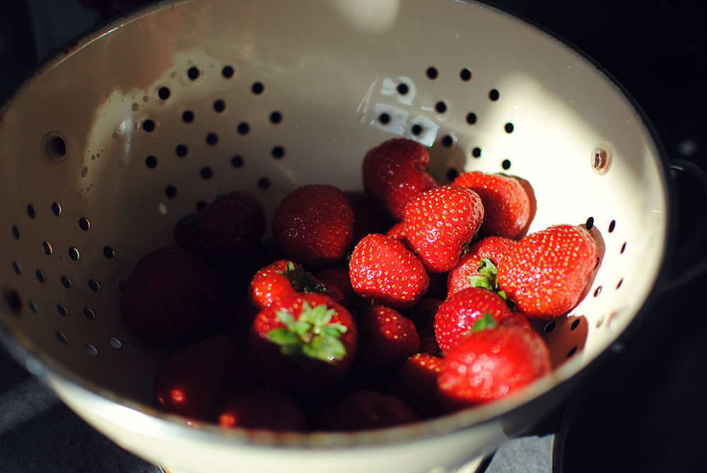 Opskrift: Crumble med jordbær og hvid chokolade | Frk. Kræsen
