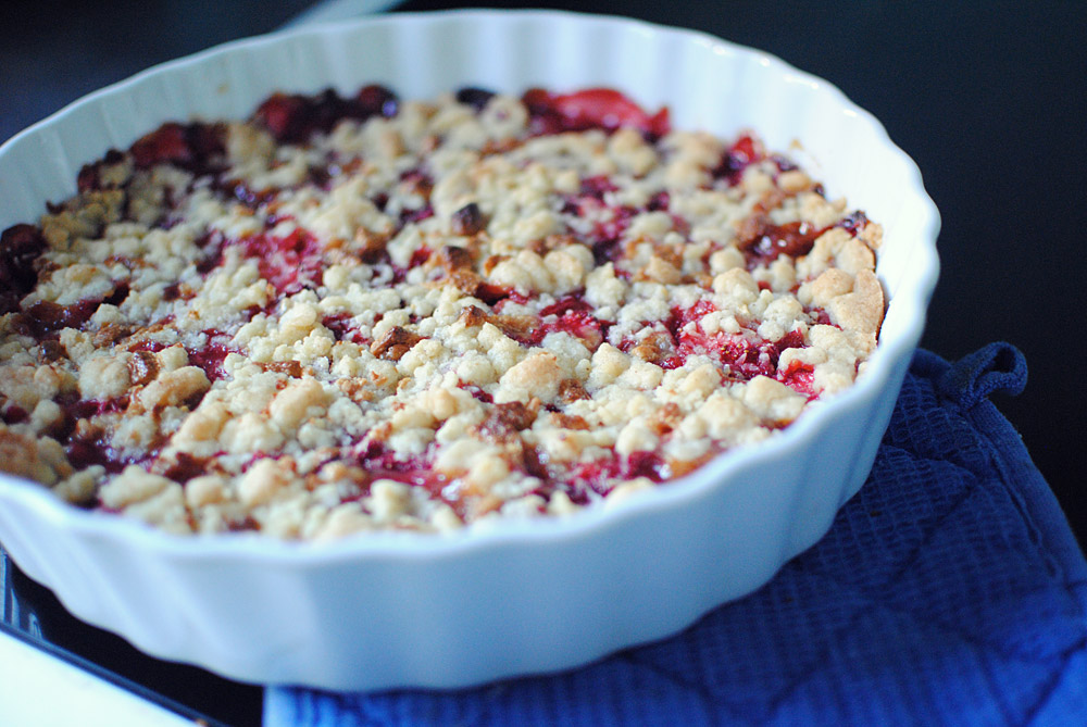 Opskrift: Crumble med jordbær og hvid chokolade | Frk. Kræsen