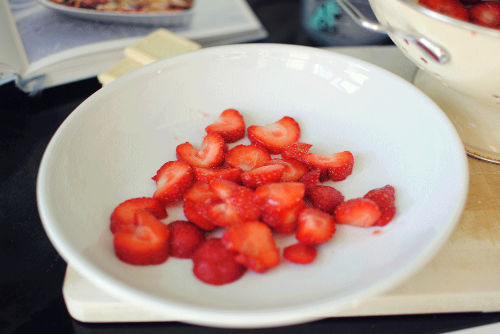 Opskrift: Crumble med jordbær og hvid chokolade | Frk. Kræsen