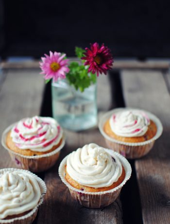 Opskrift: Cupcakes med tyttebær og hvid chokolade