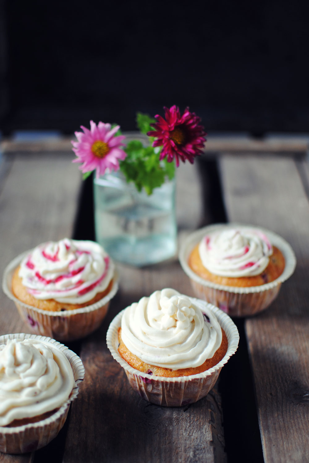 Opskrift: Cupcakes med tyttebær og hvid chokolade