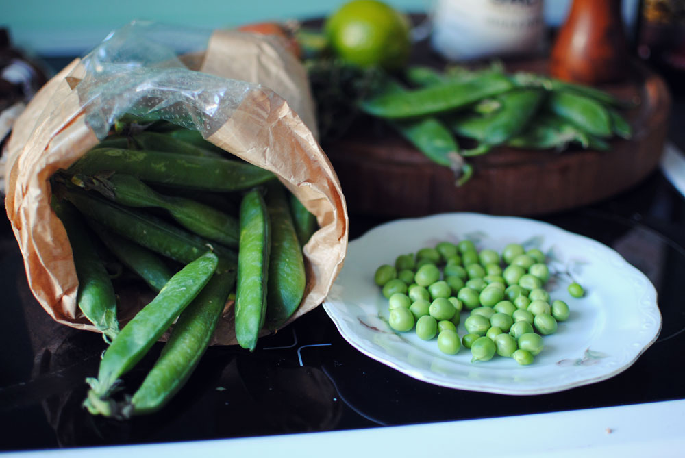 Opskrift: Pandestegt kullerfilet med svampe, ærter og limesovs