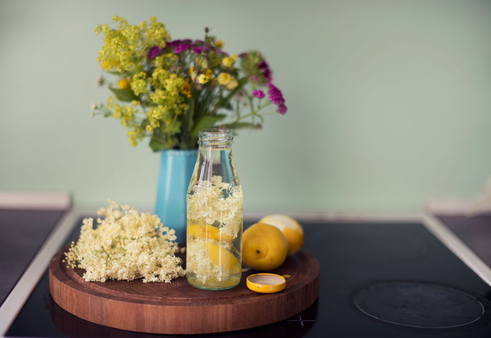 Opskrift: Snaps med hyldeblomst | Frk. Kræsen