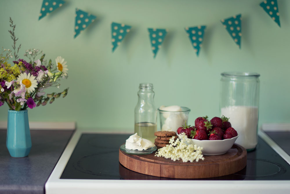 Opskrift: Frozen cheesecake med jordbær og hyldeblomst | Frk. Kræsen