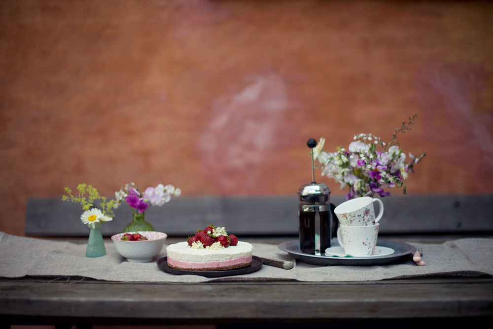 Opskrift: Frozen cheesecake med jordbær og hyldeblomst | Frk. Kræsen