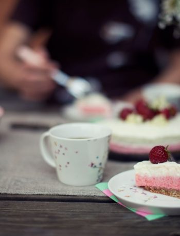 Opskrift: Frozen cheesecaked med jordbær og hyldeblomst | Frk. Kræsen