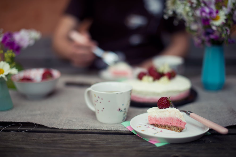 Opskrift: Frozen cheesecake med jordbær og hyldeblomst | Frk. Kræsen