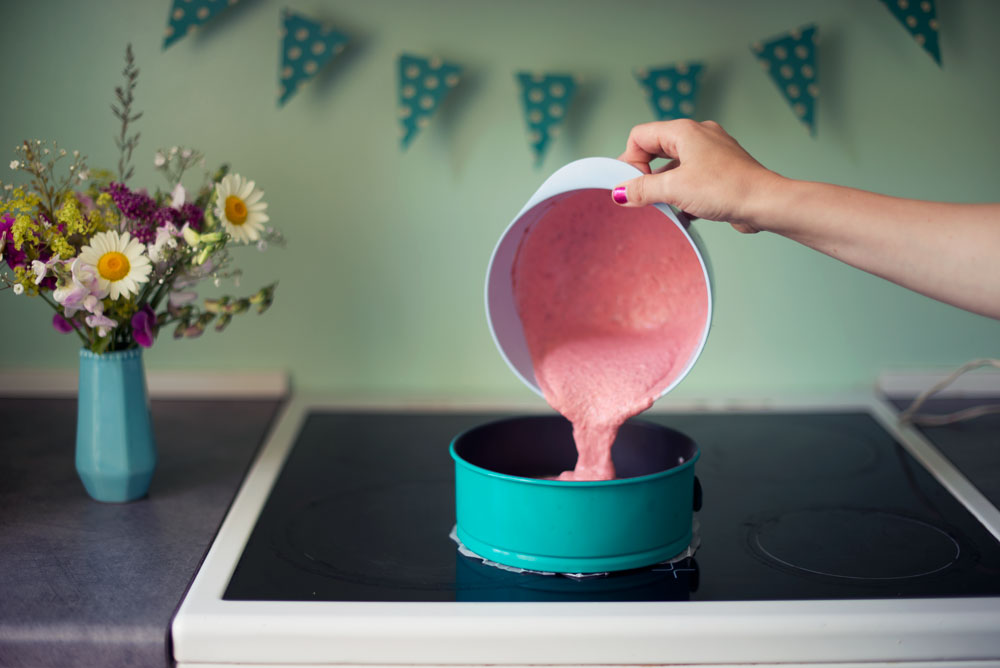 Opskrift: Frozen cheesecake med jordbær og hyldeblomst | Frk. Kræsen