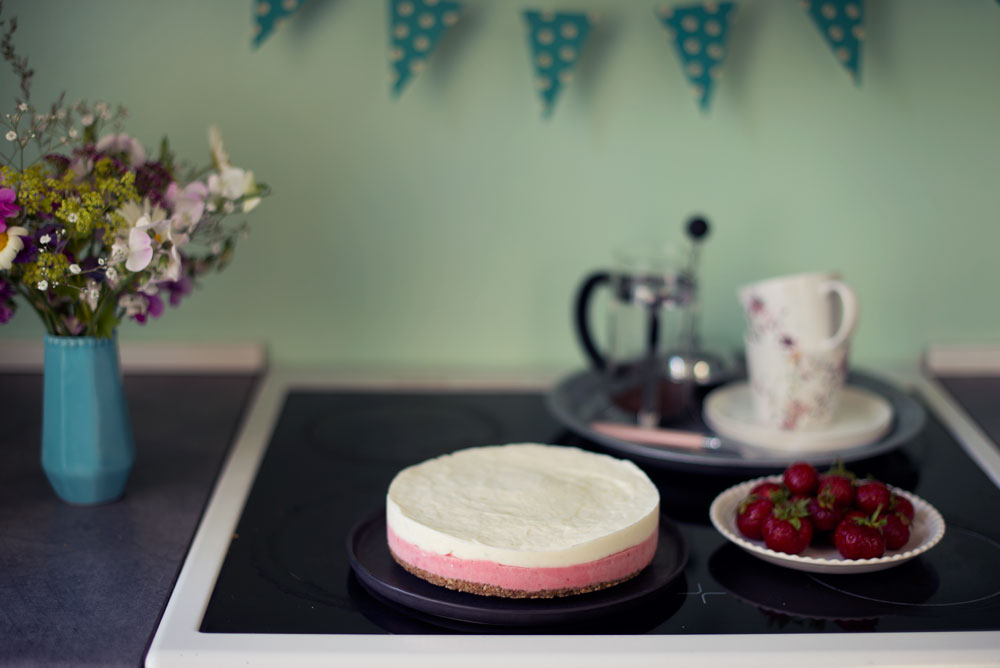 Opskrift: Frozen cheesecake med jordbær og hyldeblomst | Frk. Kræsen