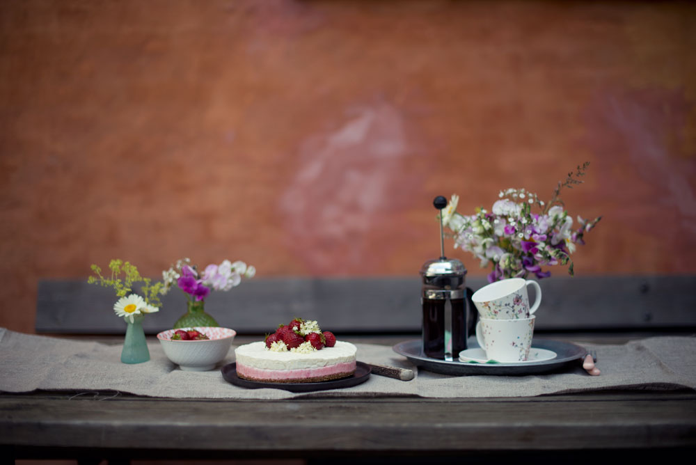 Opskrift: Frozen cheesecake med jordbær og hyldeblomst | Frk. Kræsen