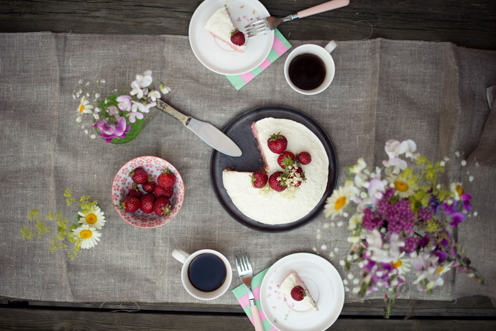 Opskrift: Frozen cheesecake med jordbær og hyldeblomst | Frk. Kræsen