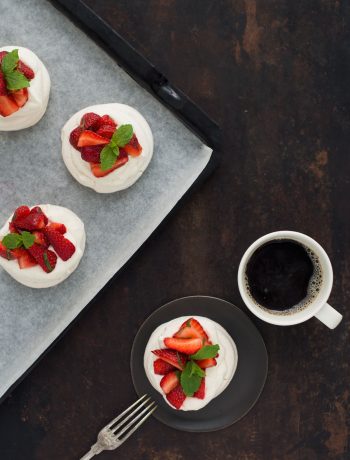 Opskrift: Mini-pavlova med jordbær