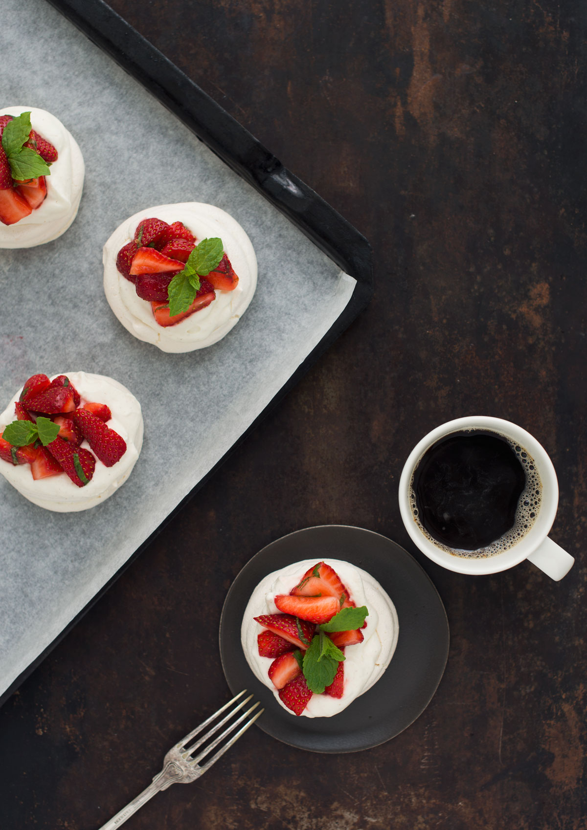 Opskrift: Mini-pavlova med jordbær