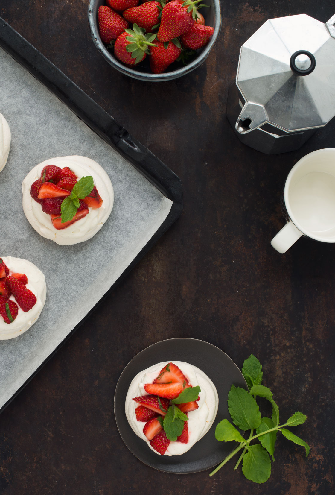 Opskrift: Mini-pavlova med jordbær