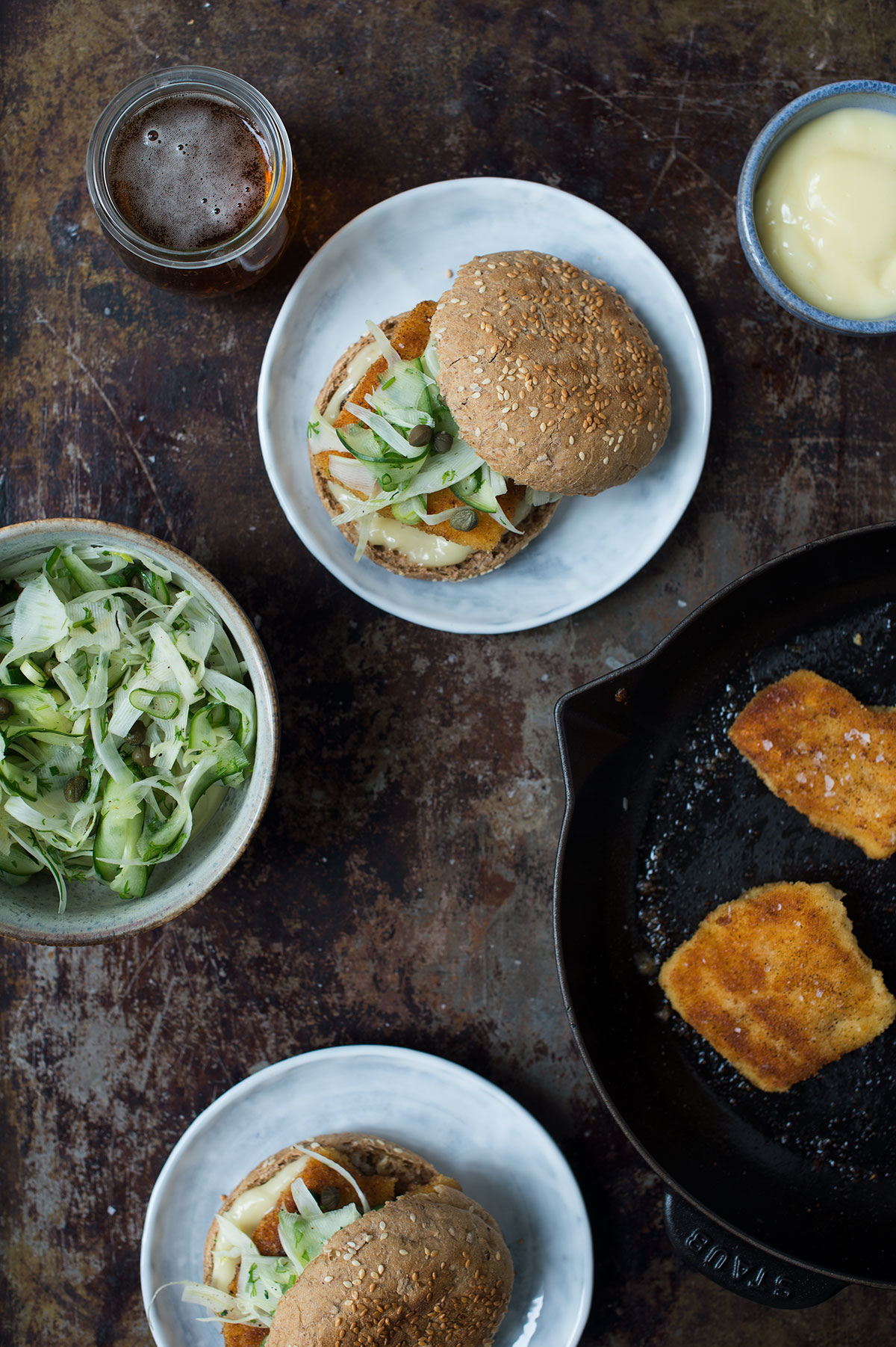 Opskrift: Fiskeburger med paneret torsk og fennikelsalat | Frk. Kræsen