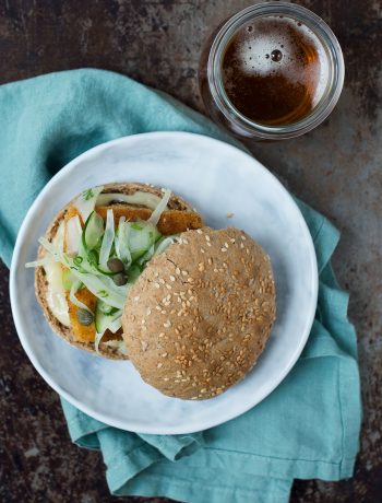 Opskrift: Fiskeburger med paneret torsk og fennikelsalat | Frk. Kræsen