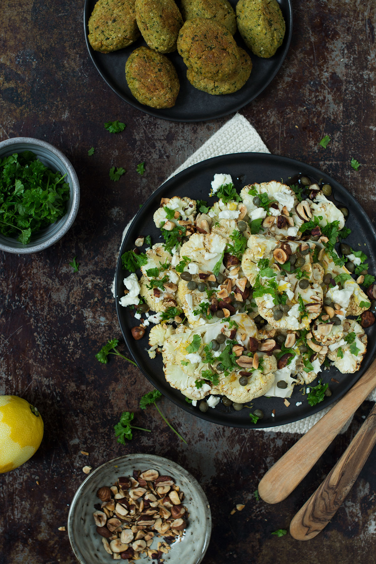 Opskrift: Salat med bagt blomkål, feta og hasselnødder | Frk. Kræsen