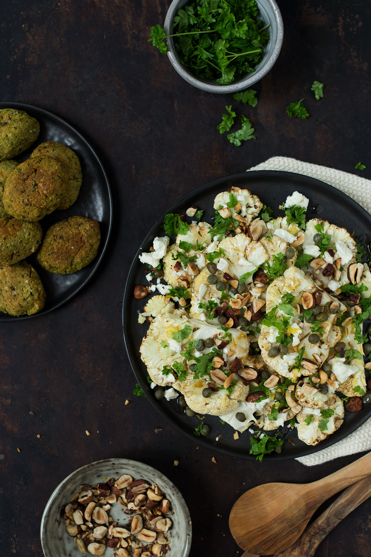 Opskrift: Salat med bagt blomkål, feta og hasselnødder | Frk. Kræsen