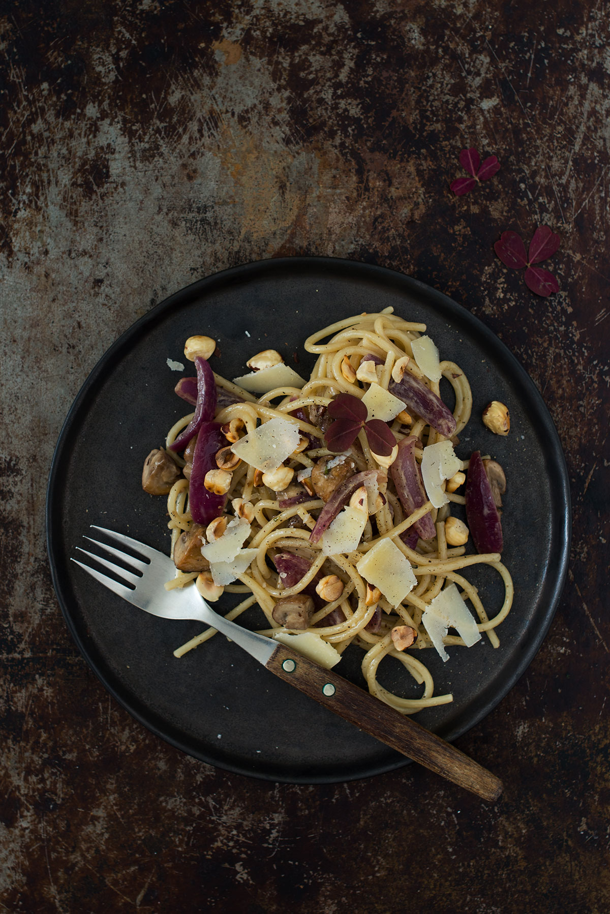 Opskrift: Pasta med champignoner og karamelliserede rødløg | Frk. Kræsen
