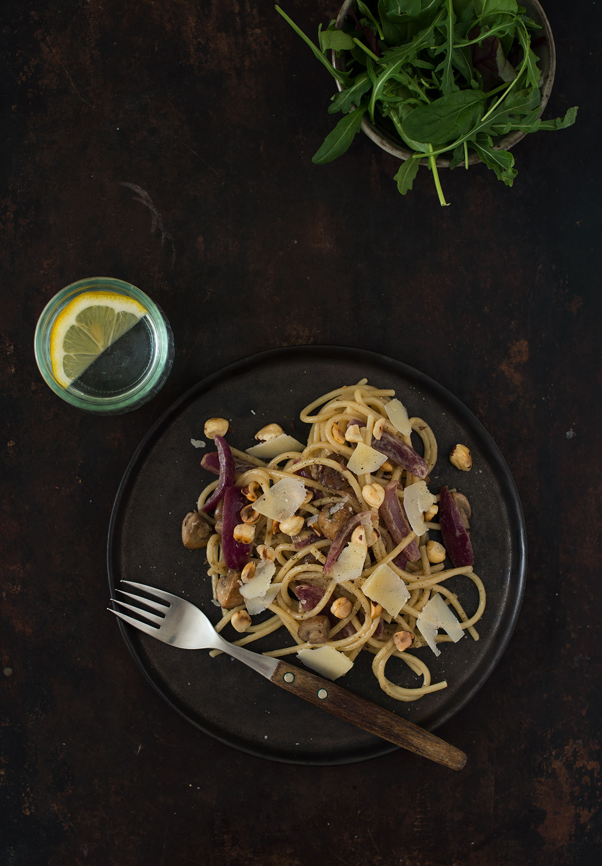 Opskrift: Pasta med champignoner og karamelliserede rødløg | Frk. Kræsen