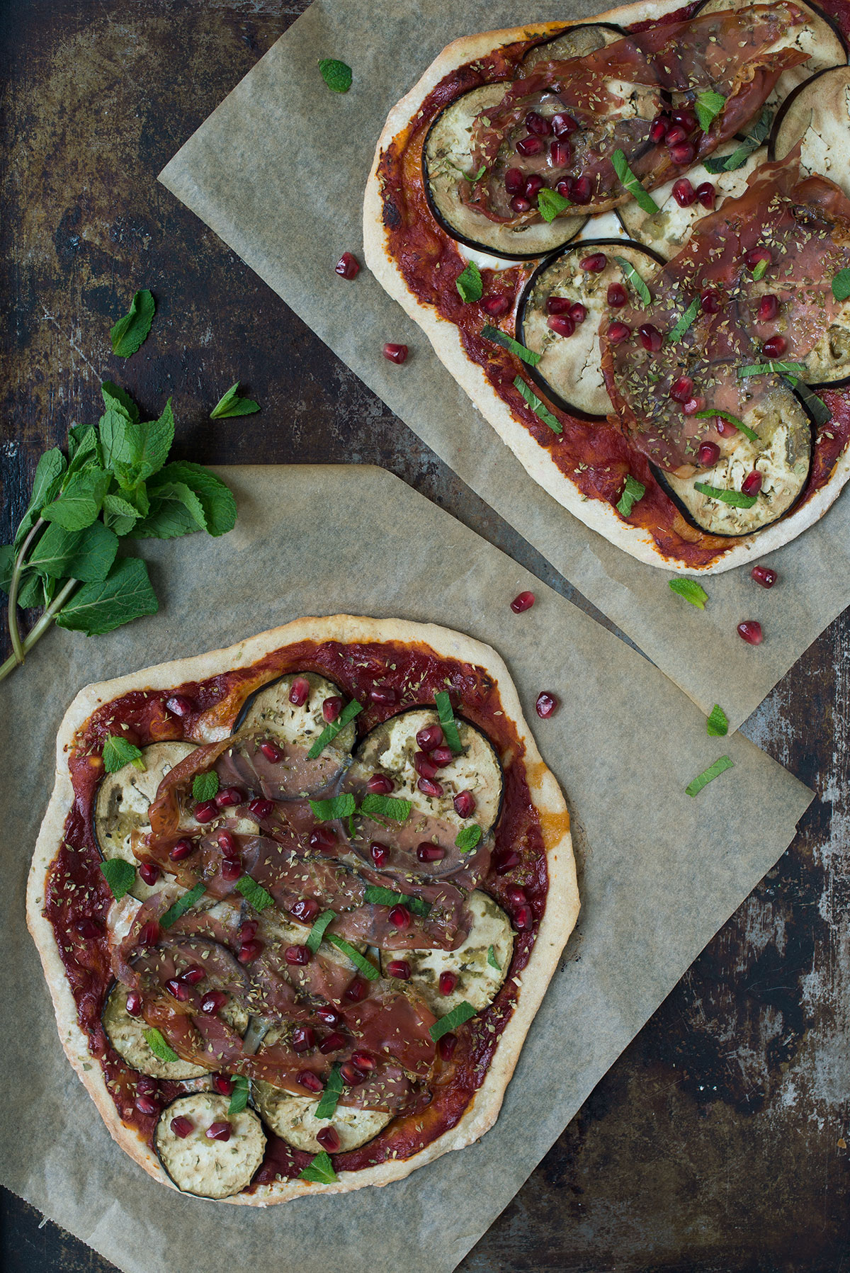 Opskrift: Pizza med aubergine, granatæble og mynte | Frk. Kræsen
