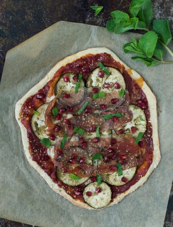 Opskrift: Pizza med granatæble, mynte og aubergine | Frk. Kræsen