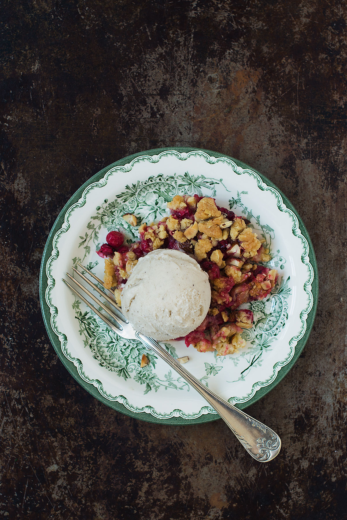 Opskrift: Crumble med ribs og hvid chokolade | Frk. Kræsen