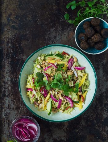 Opskrift: Spicy kålsalat med veggie frikadeller | Frk. Kræsen