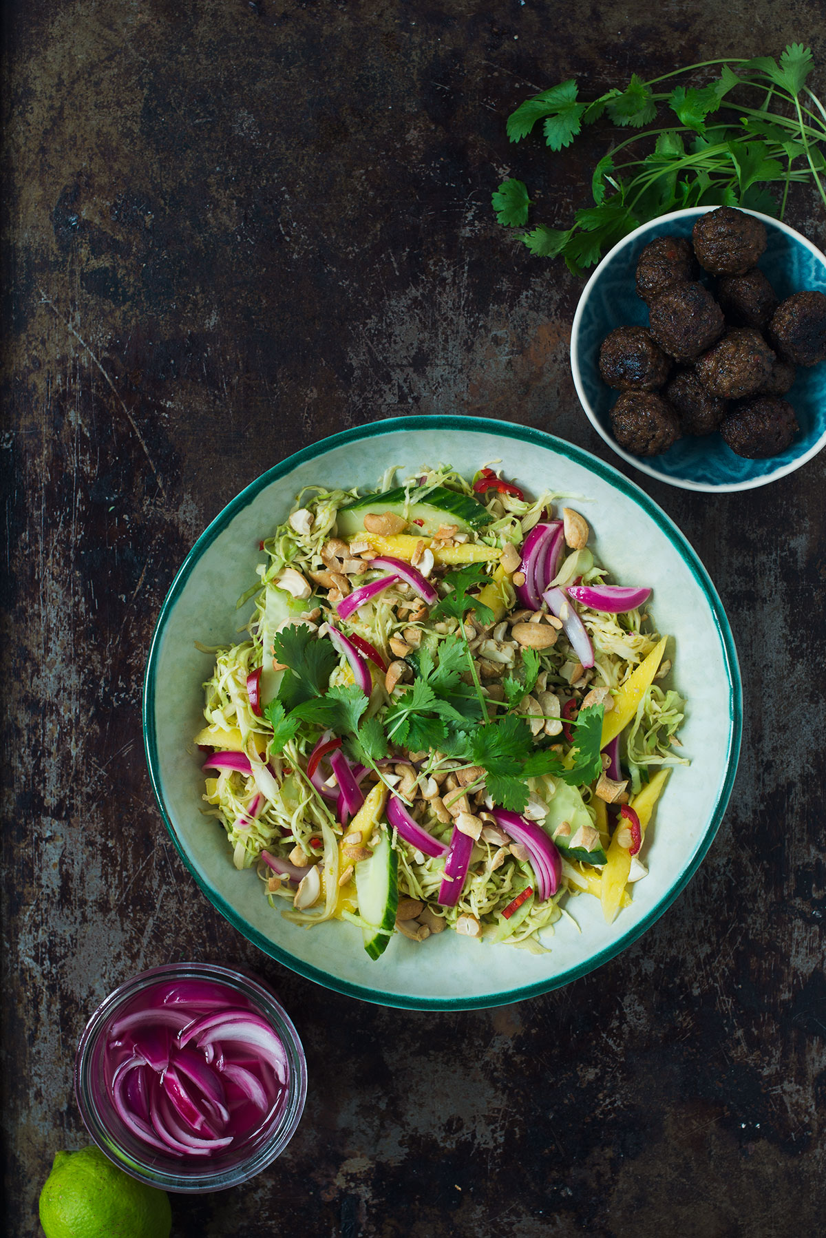 Opskrift: Spicy kålsalat med veggie frikadeller | Frk. Kræsen