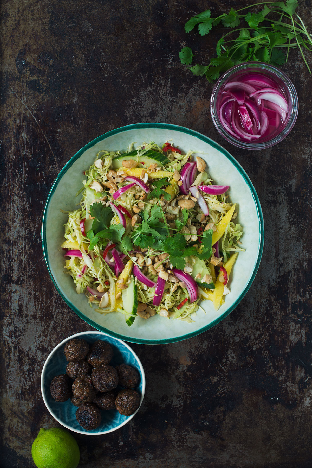 Opskrift: Spicy kålsalat med veggie frikadeller | Frk. Kræsen