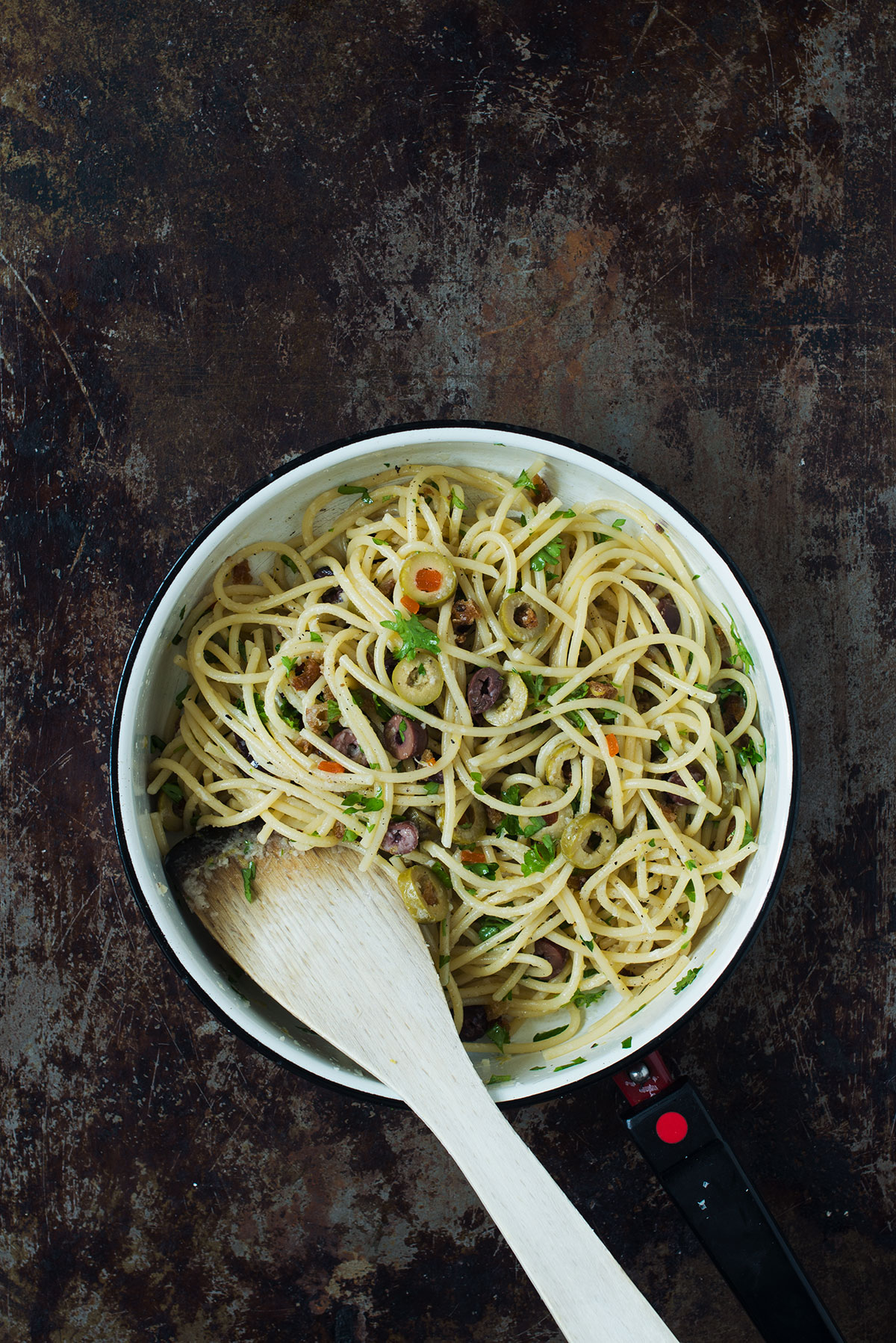 Opskrift: Vegetarisk pasta med oliven | Nem og lækker pastaopskrift