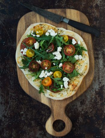 Opskrift: Hvid pizza med rucola, tomat og feta | Frk. Kræsen