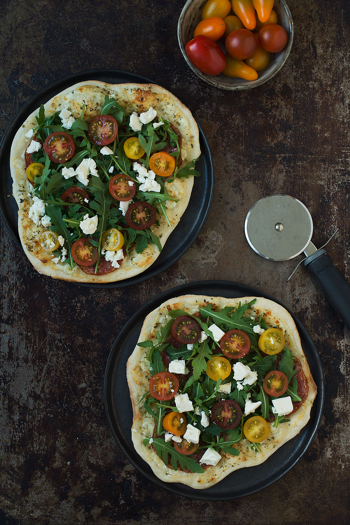 Opskrift: Hvid pizza med rucola, tomat og feta | Frk. Kræsen