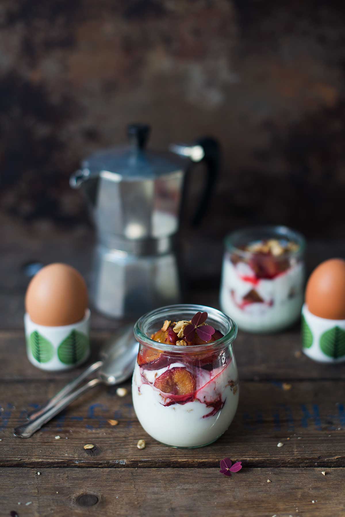 Opskrift: Morgenmadstrifli med græsk yoghurt og bagte blommer | Frk. Kræsen