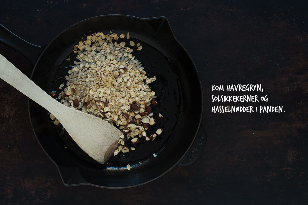 Opskrift: Morgenmadstrifli med græsk yoghurt og bagte blommer | Frk. Kræsen