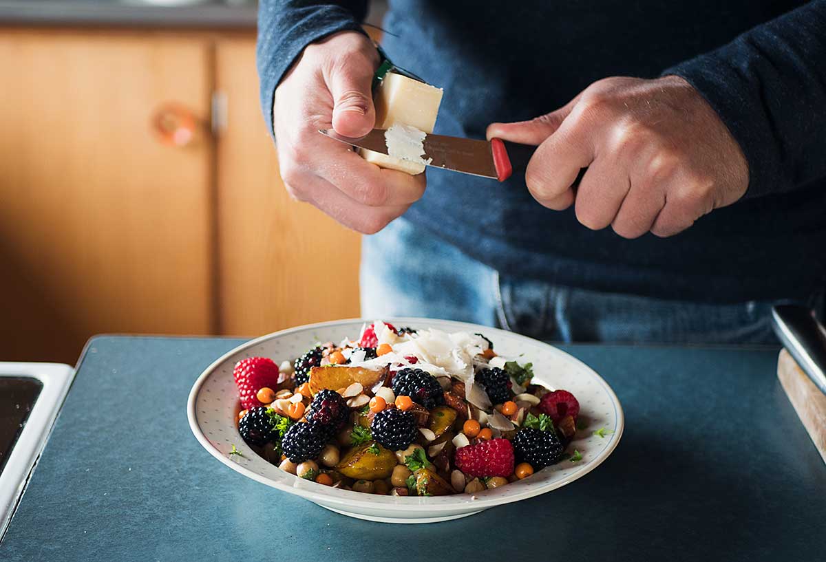 Opskrift: Salat med stegte rødbeder og friske bær | Frk. Kræsen