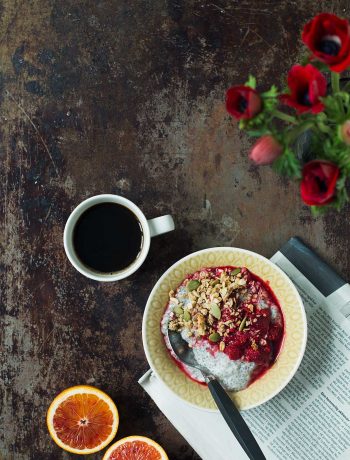 Opskrift: Chiagrød med kokosmælk, hindbær og granola | Frk. Kræsen