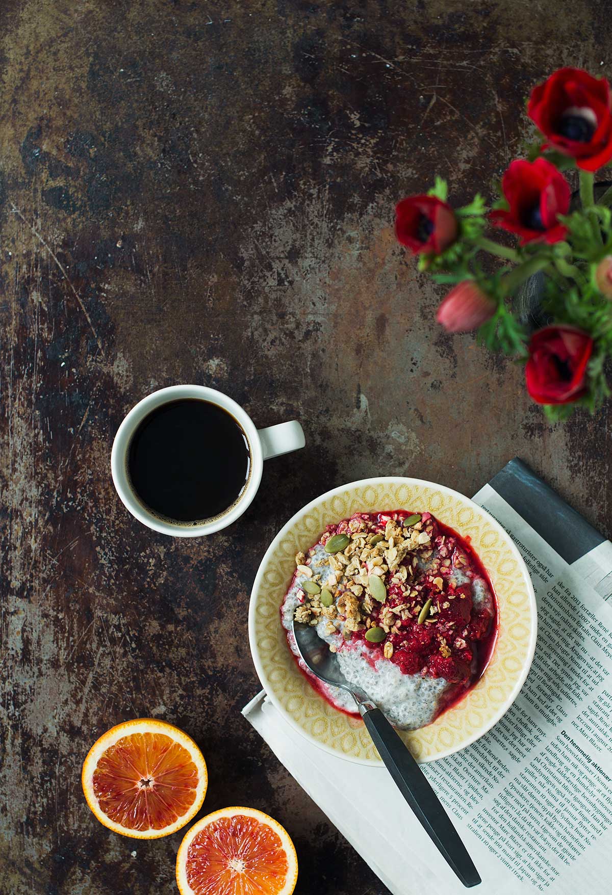 Opskrift: Chiagrød med kokosmælk, hindbær og granola | Frk. Kræsen