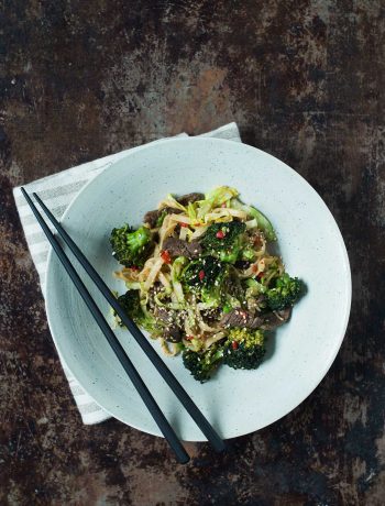 Opskrift: Nudler med broccoli, kål og oksekød | Frk. Kræsen