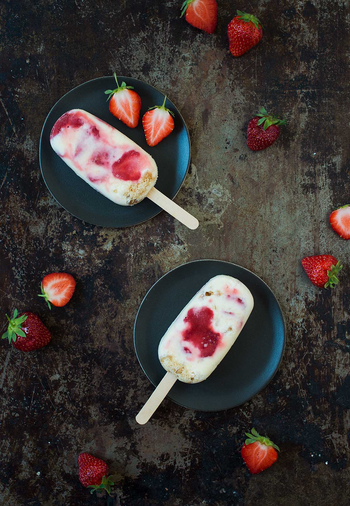 Opskrift: Koldskål-ispinde med jordbær og kammerjunker | Frk. Kræsen
