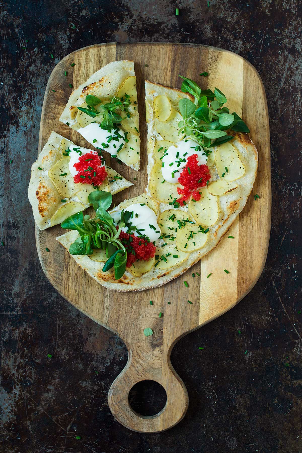 Opskrift: Pizza med kartofler, creme fraiche og tang-kaviar | Frk. Kræsen