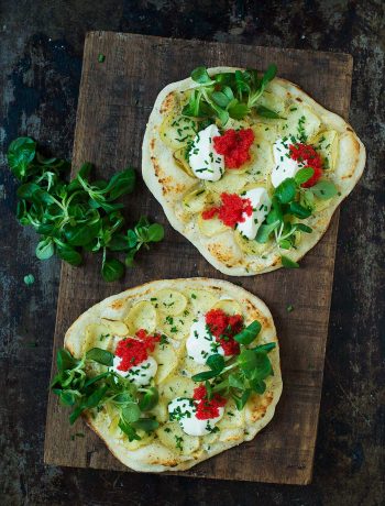 Opskrift: Pizza med kartofler, creme fraiche og tang-kaviar | Frk. Kræsen