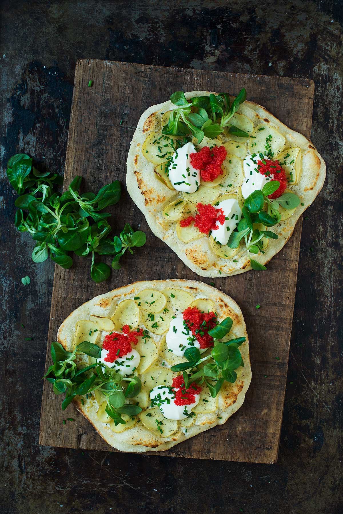 Opskrift: Pizza med kartofler, creme fraiche og tang-kaviar | Frk. Kræsen