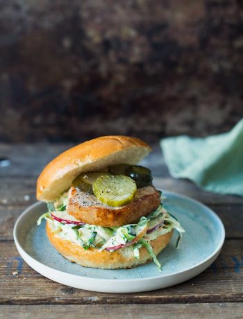 Opskrift: Burger med svinekotelet og coleslaw | Frk. Kræsen