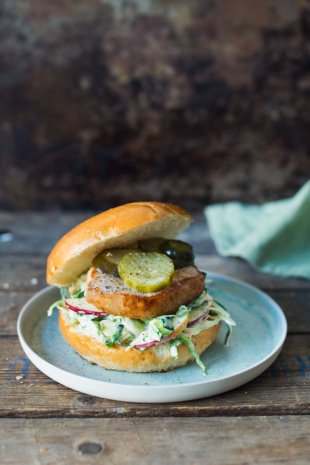 Opskrift: Burger med svinekotelet og coleslaw | Frk. Kræsen