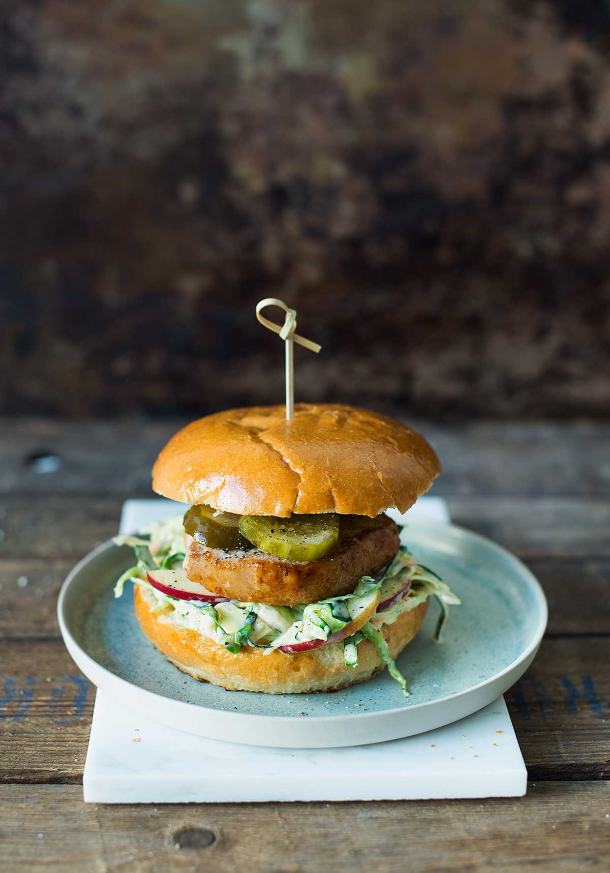 Opskrift: Burger med svinekotelet og coleslaw | Frk. Kræsen